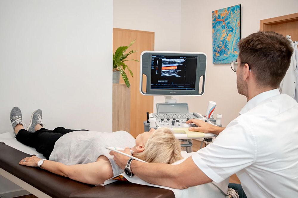 Neurologe führt medizinische Untersuchung bei Patientin durch